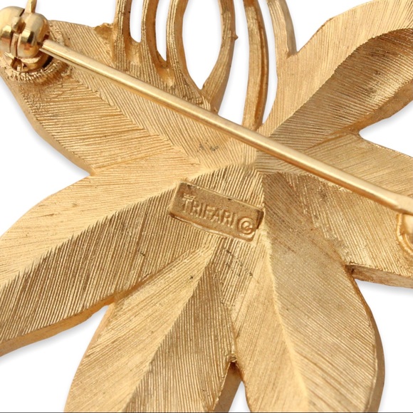 Vintage Crown Trifari Leaf Brooch Gold Tone Textured Leaves Modernist Rare 1960s - Picture 5 of 5